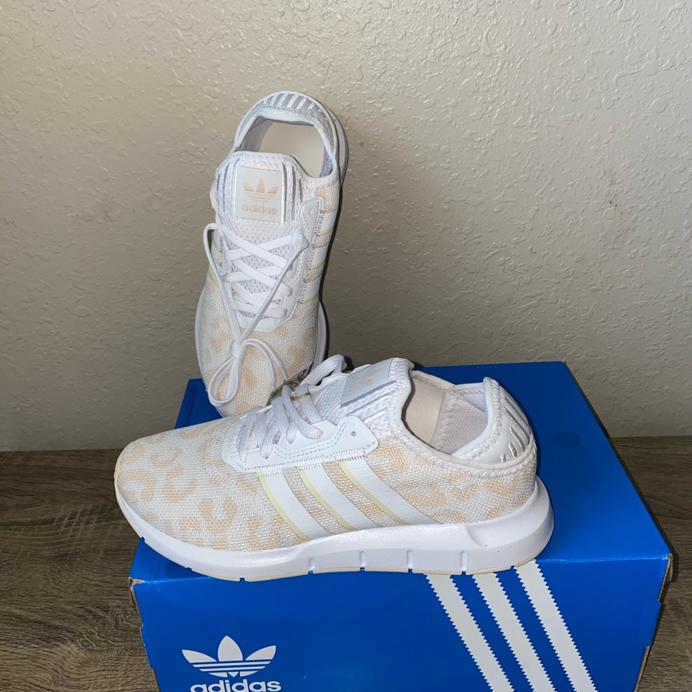 Adidas women tennis shoes